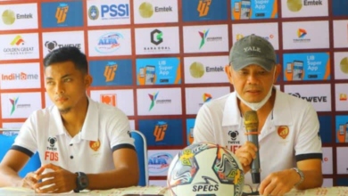 Pelatih Sriwijaya FC, Liestiadi, didampingi Fiwi Dwipan, saat Dalam sesi Pre Match Press Conference di Media Center Stadion Atletik pada hari Minggu tanggal 4 September 2022. (foto : Media Officer)