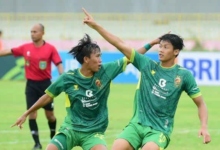 Stoper Fajar Zainul Muttaqin (kanan) bersama winger Tomi Darmawan (MO SRIWIJAYA FC)