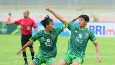 Stoper Fajar Zainul Muttaqin (kanan) bersama winger Tomi Darmawan (MO SRIWIJAYA FC)